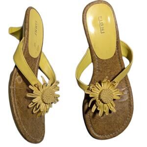 Vtg Y2K Fioni Yellow Faux Leather Flower Accent Kitten Heel Thong Sandals Sz 6.5